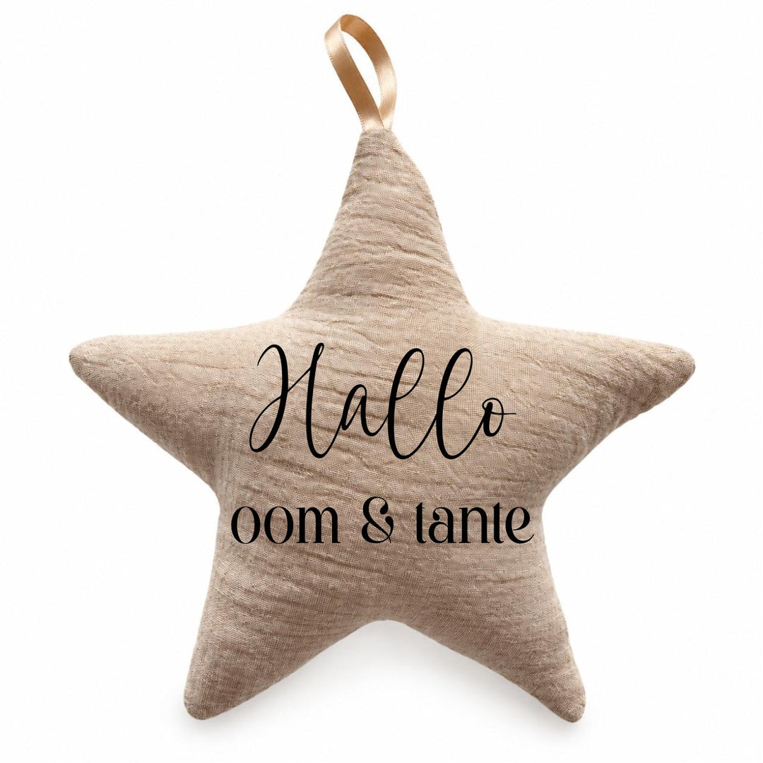 Beige stoffen kerstster met tekst Hallo oom & tante en ophanglint