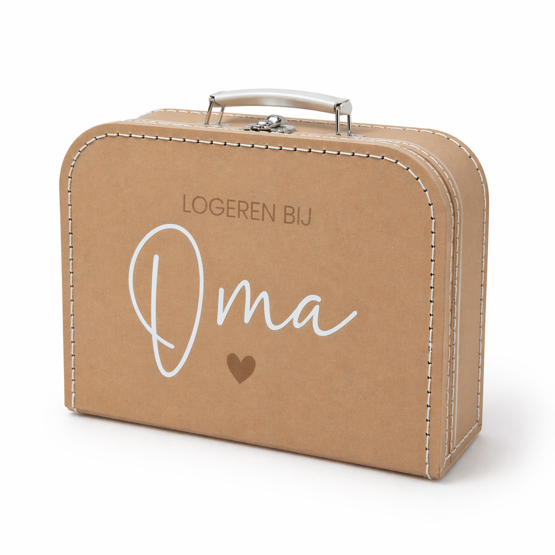 logeren bij oma koffertje in zandkleur met witte tekst en hartje, kinderkoffertje voor logeerpartijtje en als zwangerschapsaankondiging je wordt oma