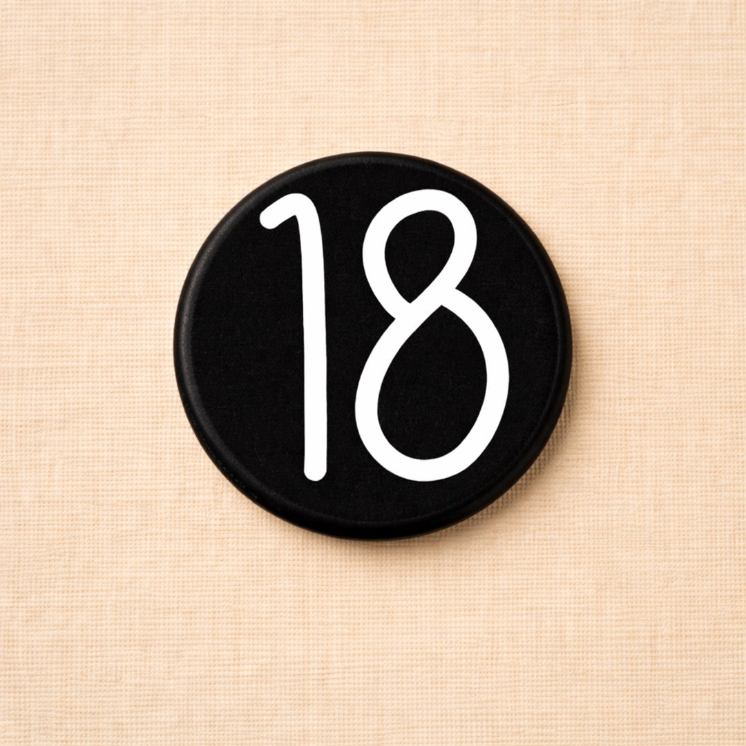 Minimalistische zwarte verjaardag button met het witte cijfer 18, een stijlvolle button voor een 18e verjaardag of volwassen verjaardagsfeest.