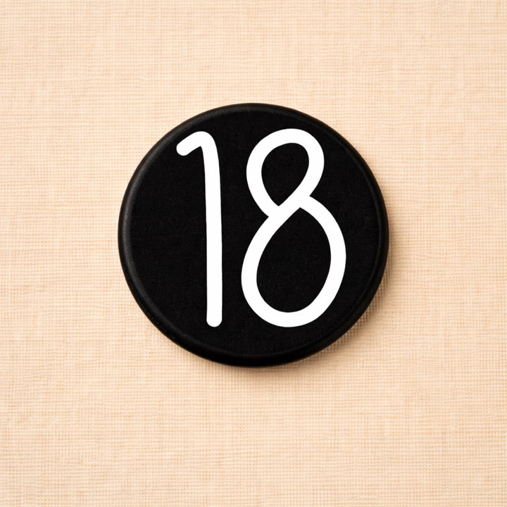 Minimalistische zwarte verjaardag button met het witte cijfer 18, een stijlvolle button voor een 18e verjaardag of volwassen verjaardagsfeest.