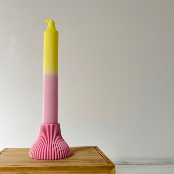 3D-geprinte kaarsenhouder Kees van PLA met roze en gele dinerkaars op houten plank