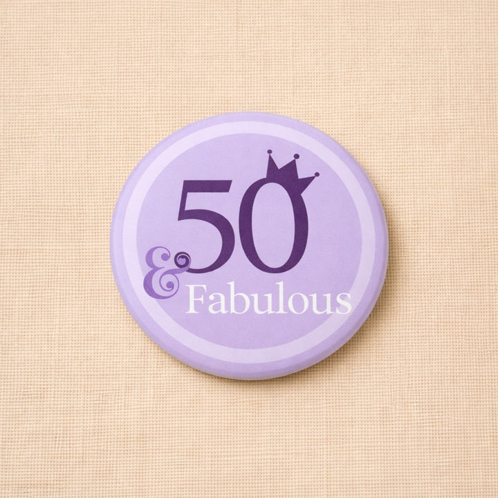 Lila verjaardag button met de tekst “50 & Fabulous” en een kroontje, een vrolijke en elegante button voor een 50e verjaardag.