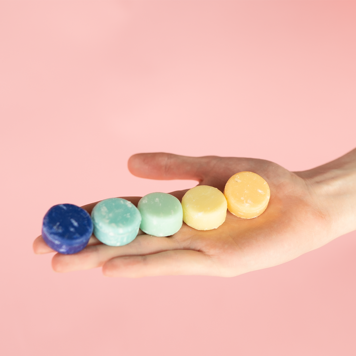hand met 5 mini shampoobars uit proefpakket ideaal om te testen duurzaam cadeau vegan plasticvrij shampoobar set