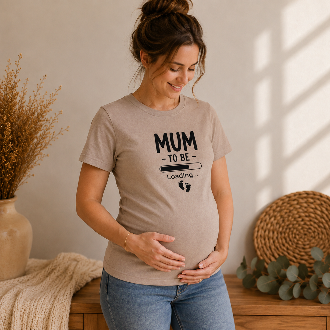 Zwangere vrouw draagt Mum to Be Loading T-shirt, leuk cadeau voor aanstaande moeder en zwangerschapsfoto