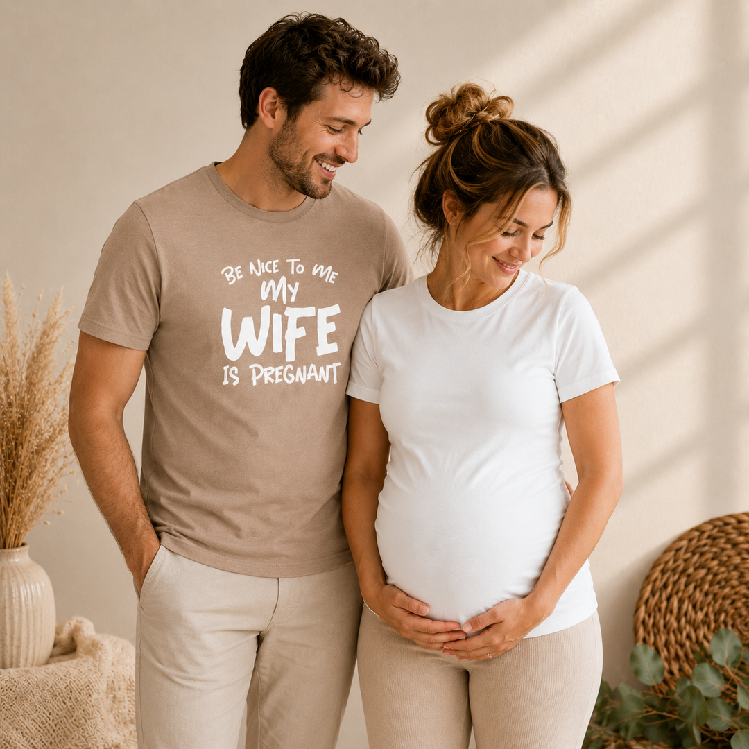 Aanstaande ouders dragen matching zwangerschap T-shirts, grappig cadeaumoment voor babyshower en zwangerschapsaankondiging