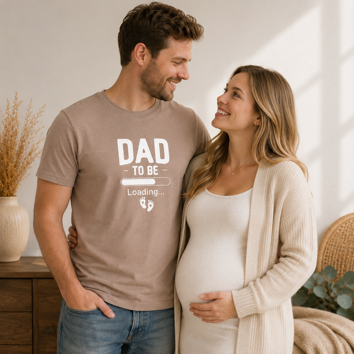 Aanstaande papa draagt Dad to Be Loading T-shirt naast zwangere partner, leuk cadeau voor toekomstige vader