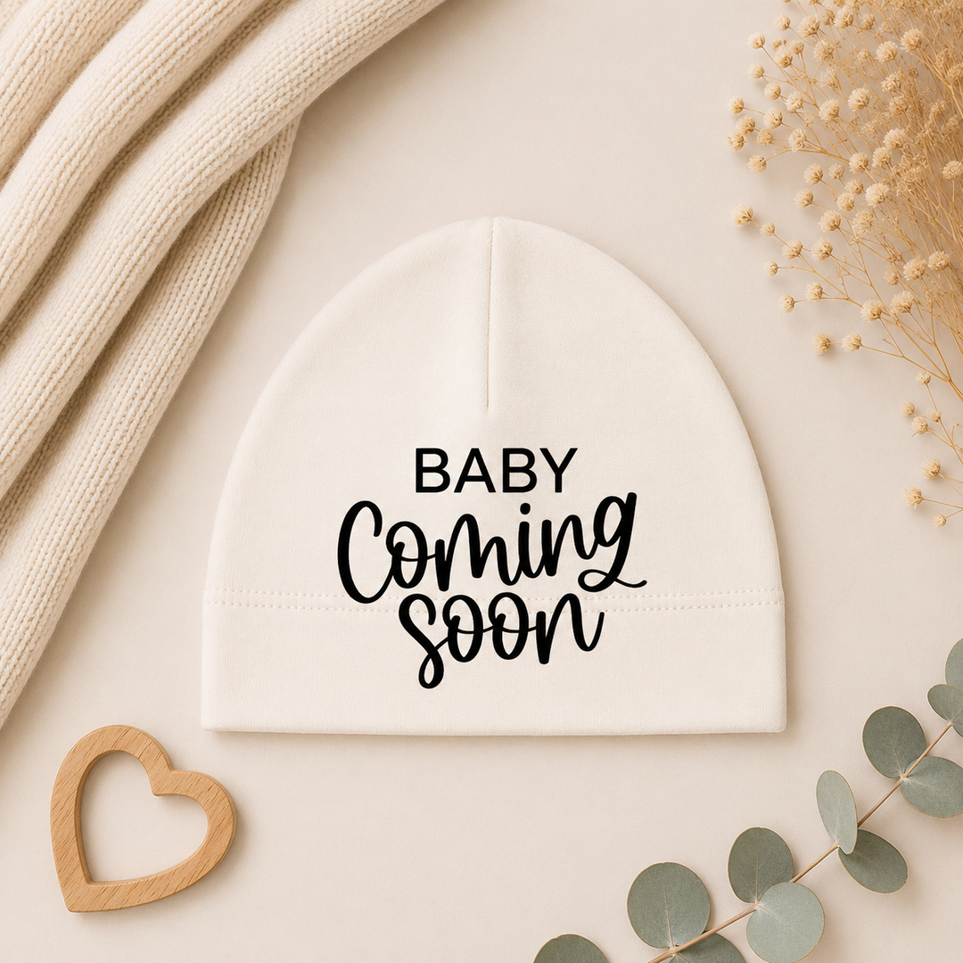 Baby beanie met tekst “Baby Coming Soon” – leuke zwangerschapsaankondiging