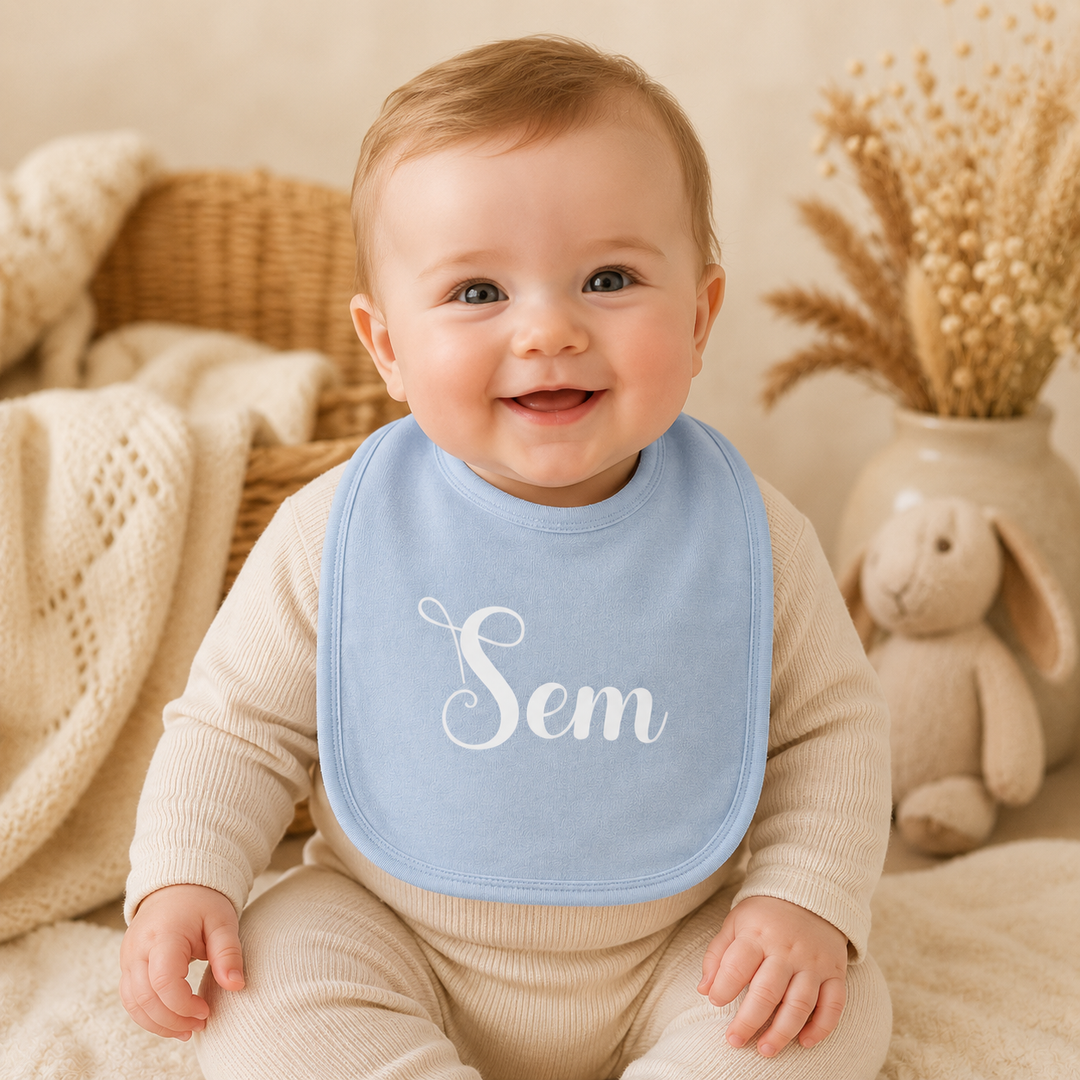 Baby draagt gepersonaliseerd slabbetje met naam Sam, zachte baby slab met klittenbandsluiting
