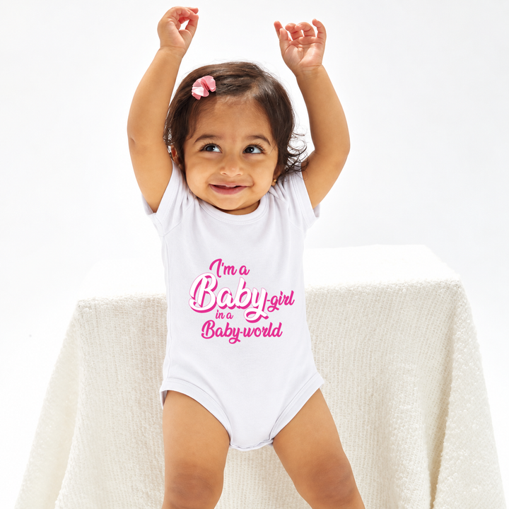 Baby meisje draagt witte romper met roze Baby-girl tekst