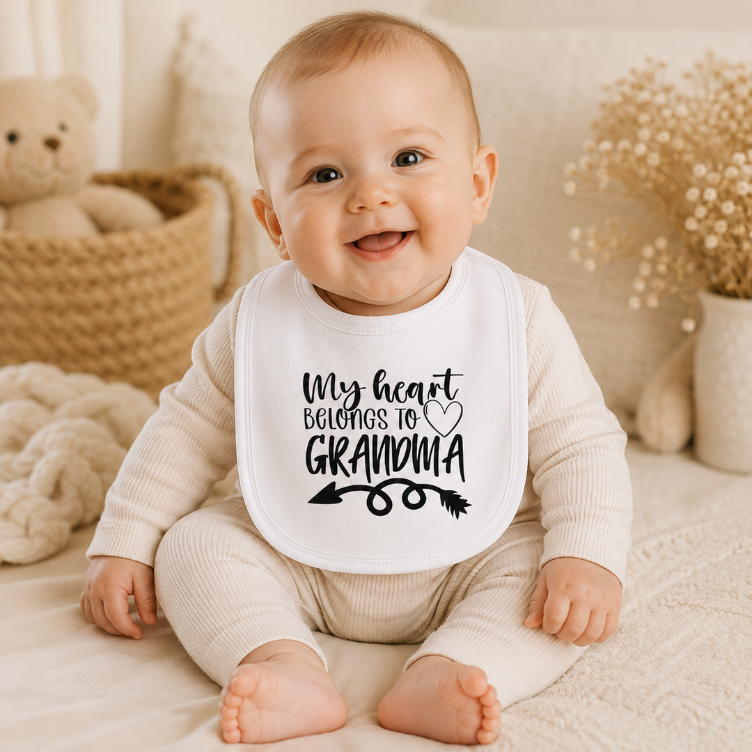 Baby draagt slabbetje met tekst “My heart belongs to grandma” – origineel kraamcadeau voor oma