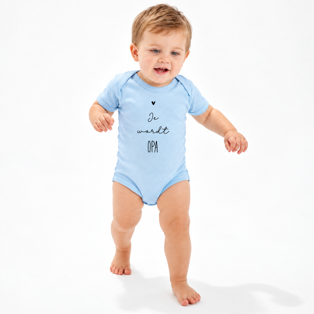 Baby in babyblauwe romper met tekst Je wordt opa.