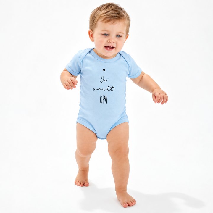 Baby in babyblauwe romper met tekst Je wordt opa.