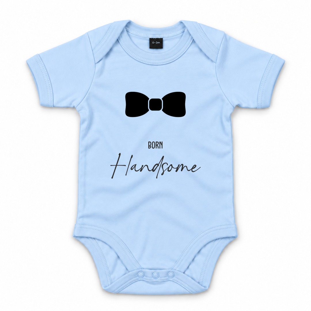 Babyblauwe romper met zwarte strik en Born Handsome opdruk.