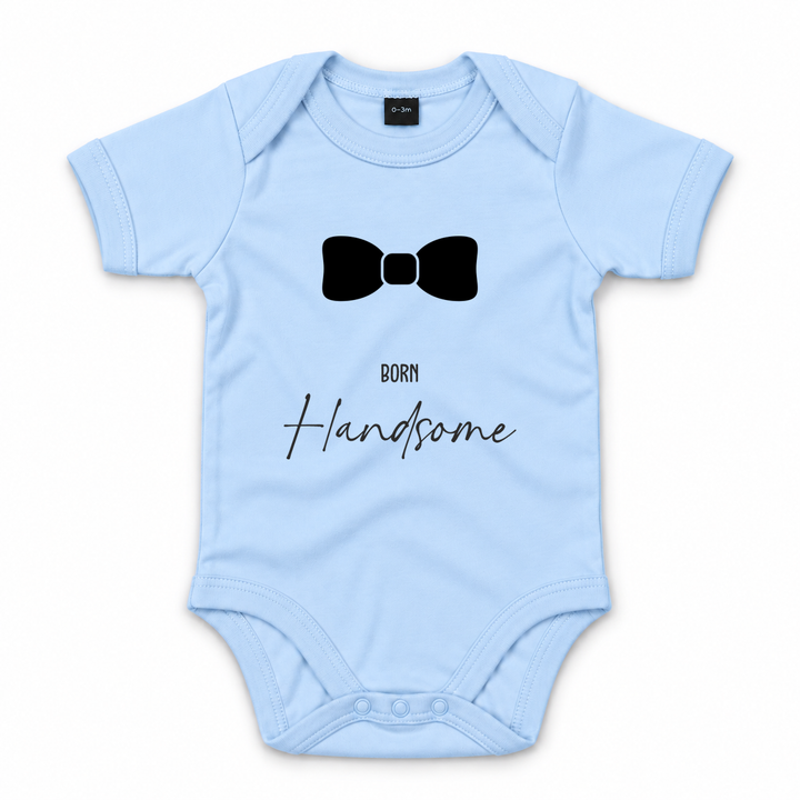Babyblauwe romper met zwarte strik en Born Handsome opdruk.