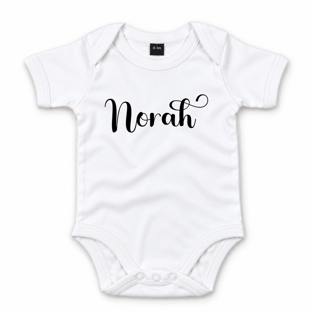 Witte baby romper met naam Norah in zwart sierlettertype.