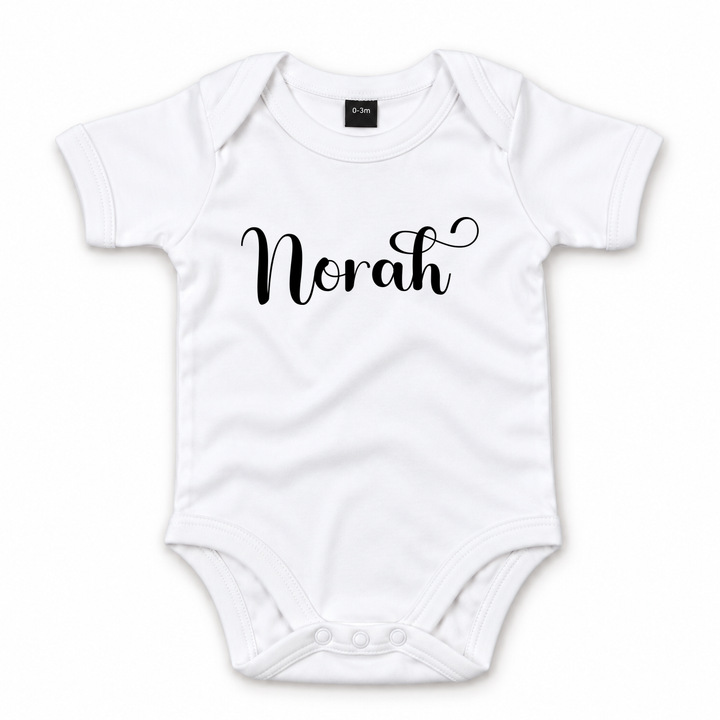 Witte baby romper met naam Norah in zwart sierlettertype.