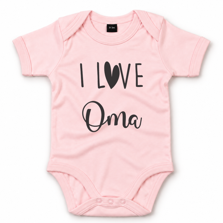 Roze babyrompertje met tekst I Love Oma.