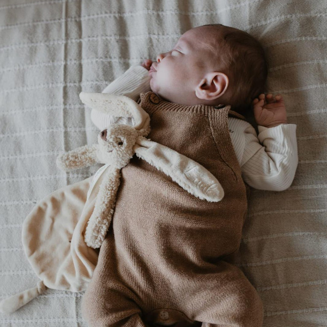 Slapende baby met beige Happy Horse Rabbit Richie tuttle voorzien van gedrukte naam op het oor