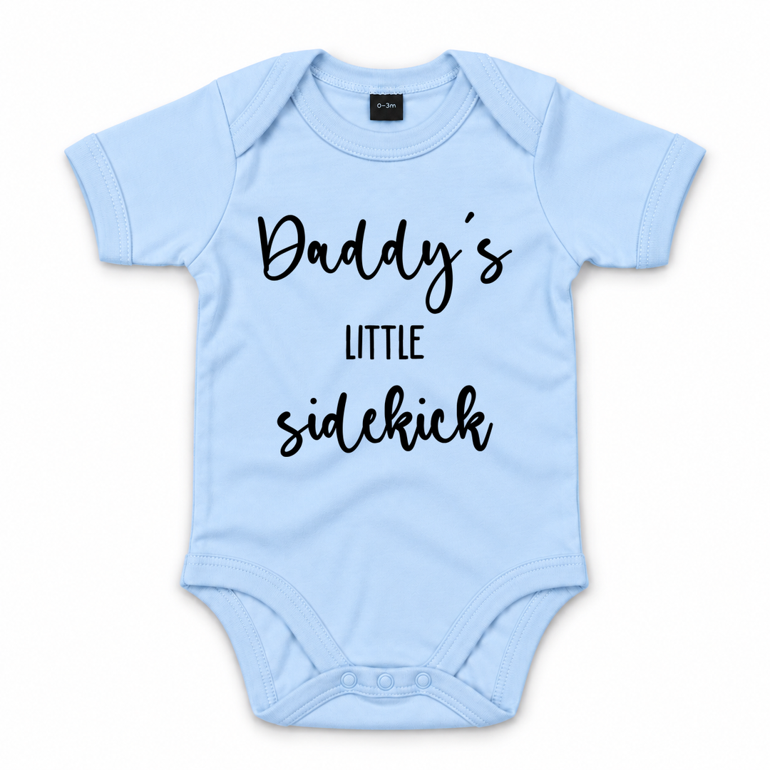 Babyblauwe baby romper met zwarte tekst Daddy’s Little Sidekick.