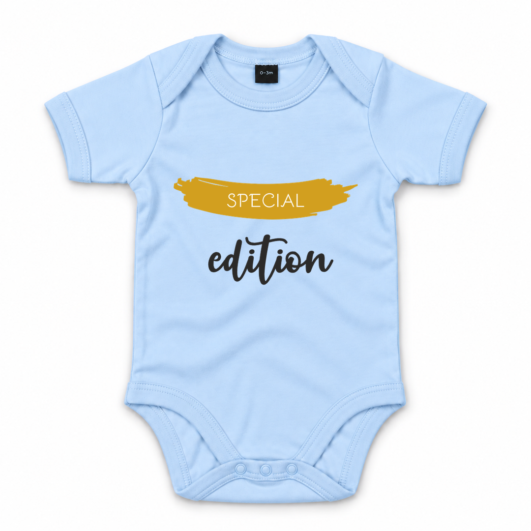 Babyblauwe romper met Special Edition tekst.
