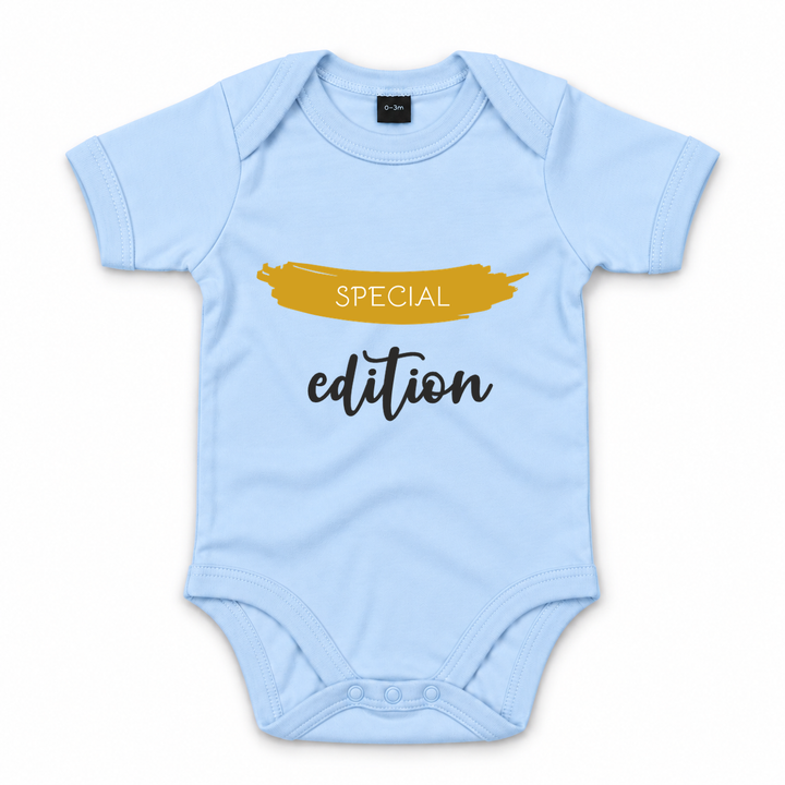 Babyblauwe romper met Special Edition tekst.