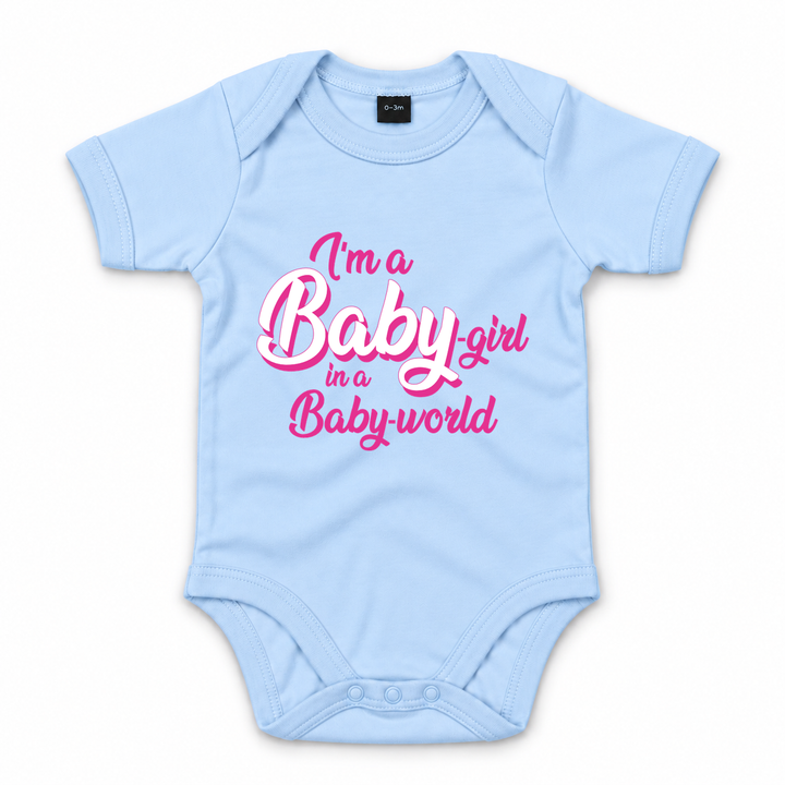 Babyblauwe romper met roze I’m a Baby-girl in a Baby-world tekst.