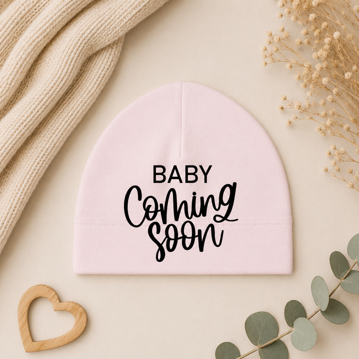 Babymutsje beanie met opdruk “Baby Coming Soon” – origineel cadeaumoment zwangerschap