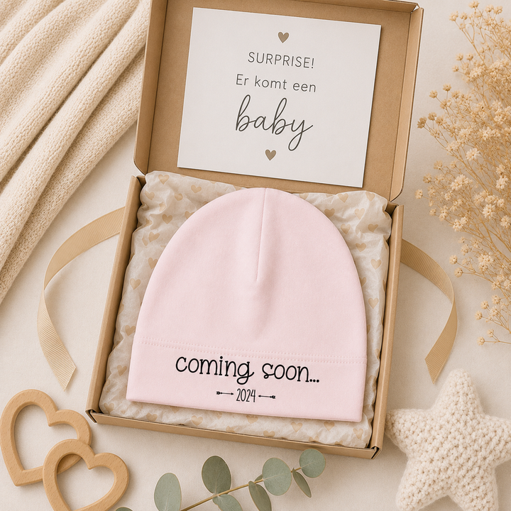 Babymutsje “coming soon 2024” in cadeaubox – origineel zwangerschapsaankondiging cadeau voor opa en oma