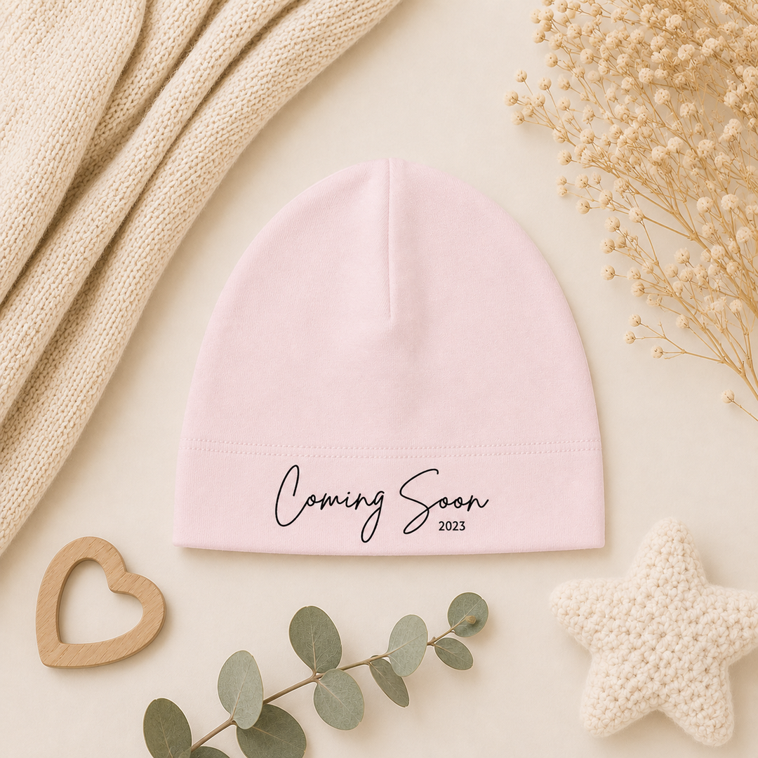 Baby roze baby beanie “Coming Soon…” van organic katoen, ideaal voor originele zwangerschapsaankondiging