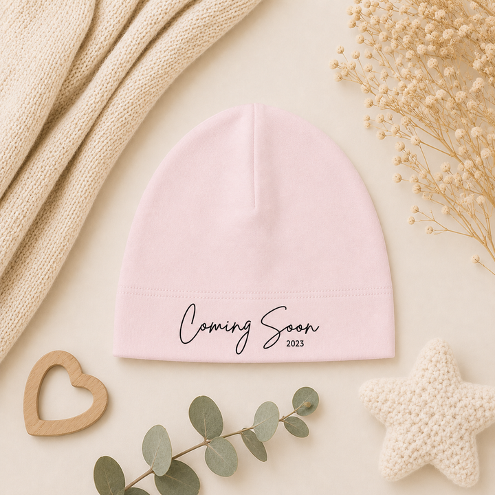 Baby roze baby beanie “Coming Soon…” van organic katoen, ideaal voor originele zwangerschapsaankondiging