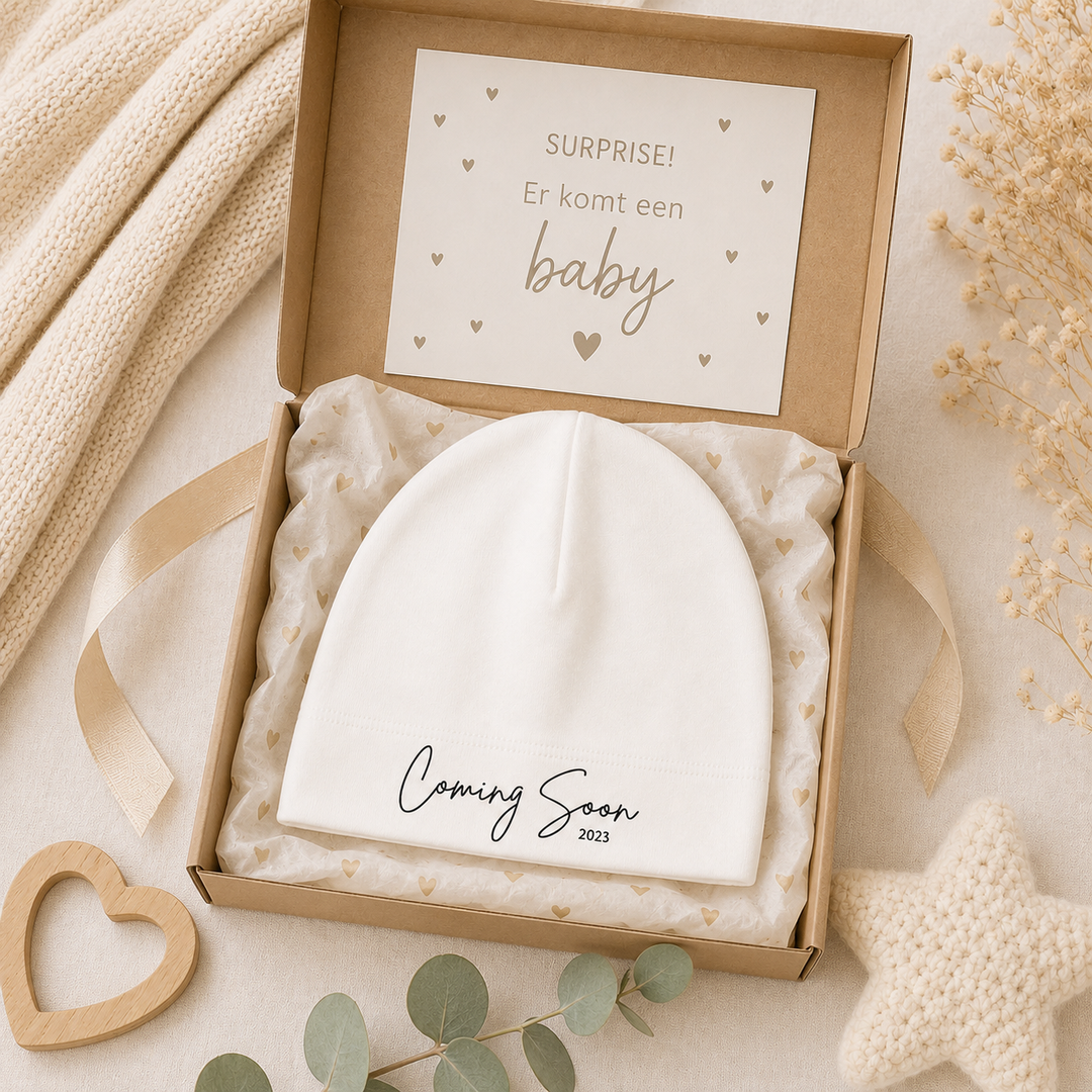 Babymutsje “Coming Soon…” in cadeauverpakking, leuk om cadeau te geven bij zwangerschap aankondigen of als kraamcadeau