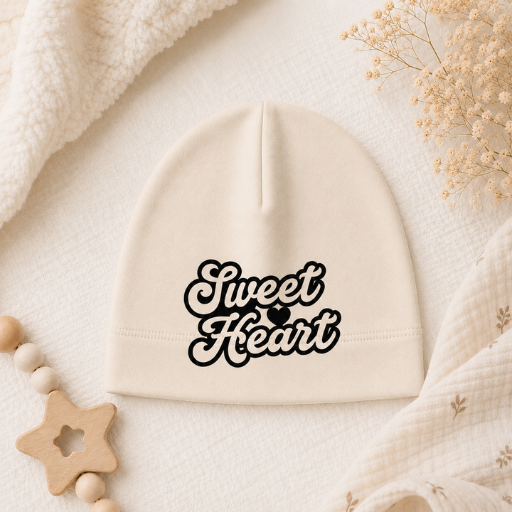 Beige babymutsje met “Sweet Heart” opdruk, neutraal en zacht mutsje voor baby