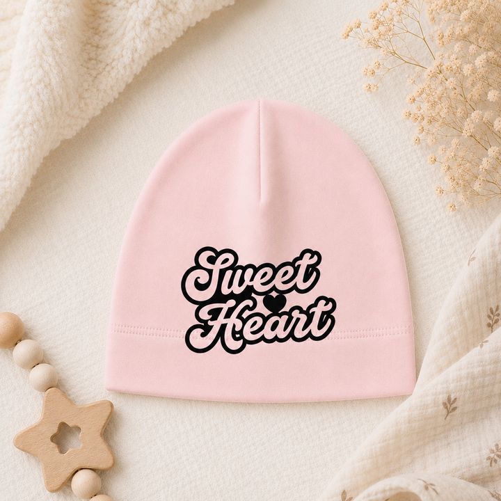 Roze baby beanie met opdruk “Sweet Heart”, babymutsje van organic katoen