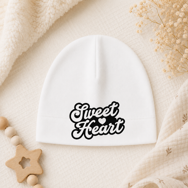 Wit babymutsje met tekst “Sweet Heart”, zacht newborn mutsje van organic katoen