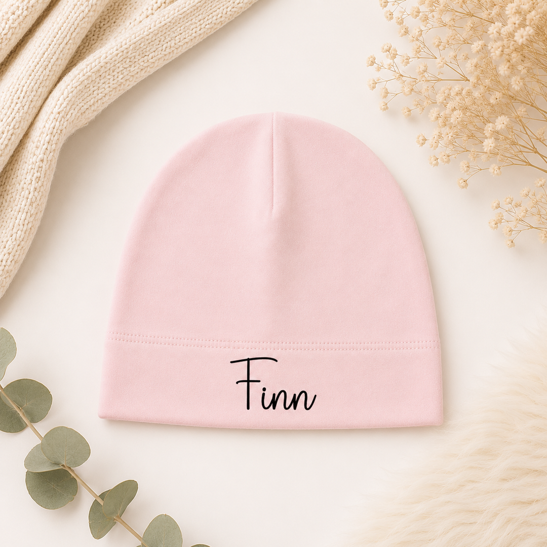 Babyroze babymutsje met naam Faye, gepersonaliseerd mutsje met naam van 100% organic katoen
