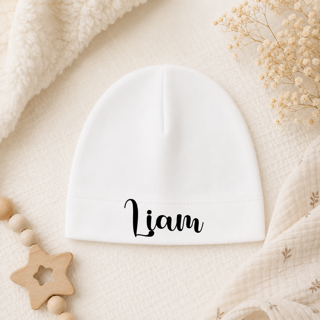 Wit babymutsje met naam Liam van 100% organic katoen, newborn mutsje met persoonlijke opdruk
