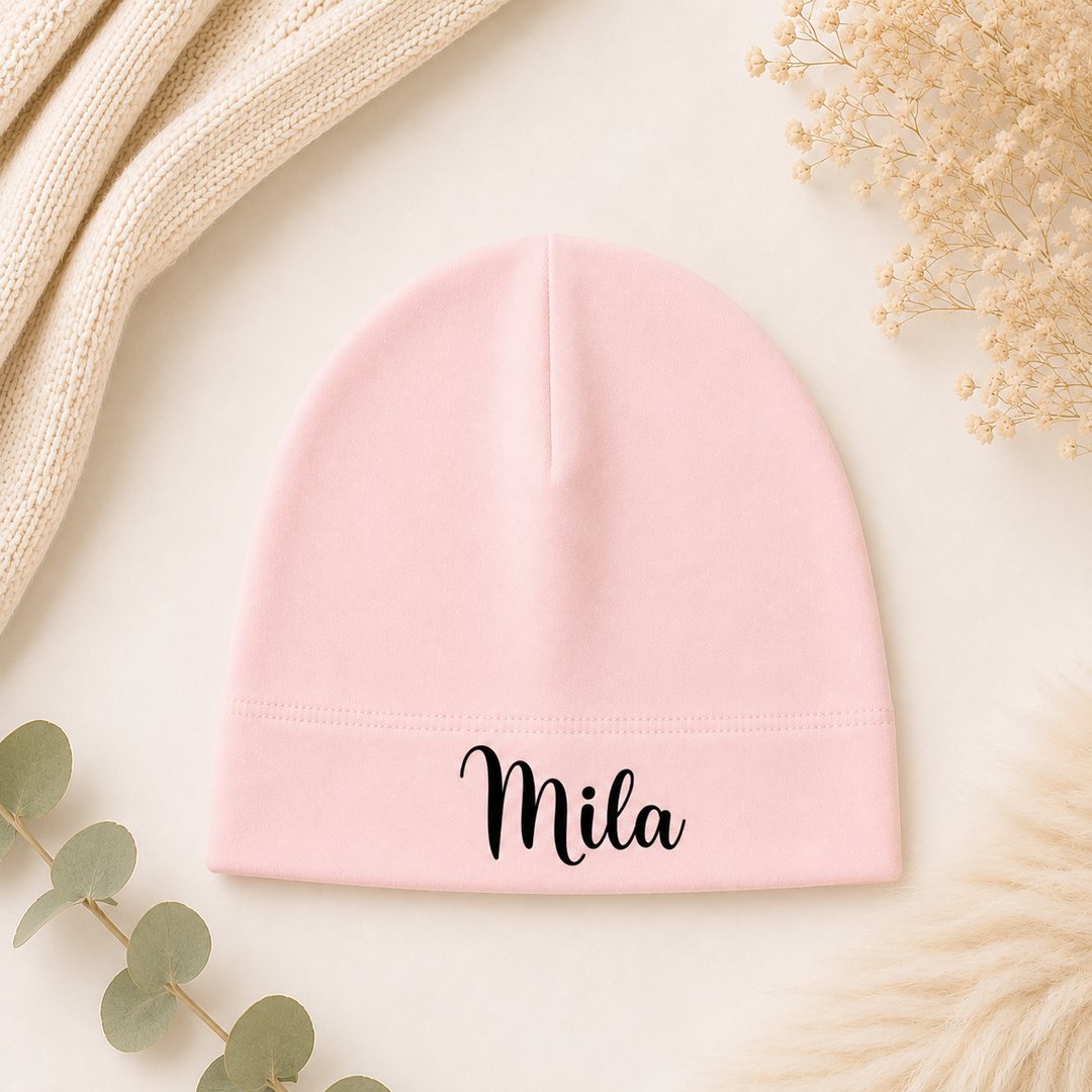Baby roze babymutsje met naam Mila, zachte newborn beanie van organic katoen