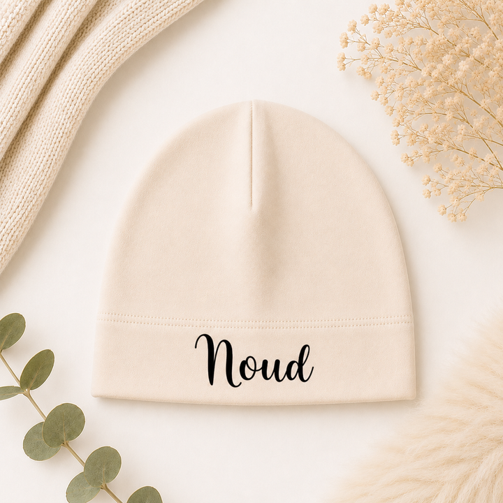 Beige babymutsje met naam Noah, gepersonaliseerd newborn mutsje van organic katoen