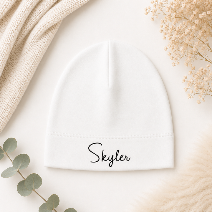 Wit babymutsje met naam Skyler, gepersonaliseerd newborn mutsje van 100% organic katoen