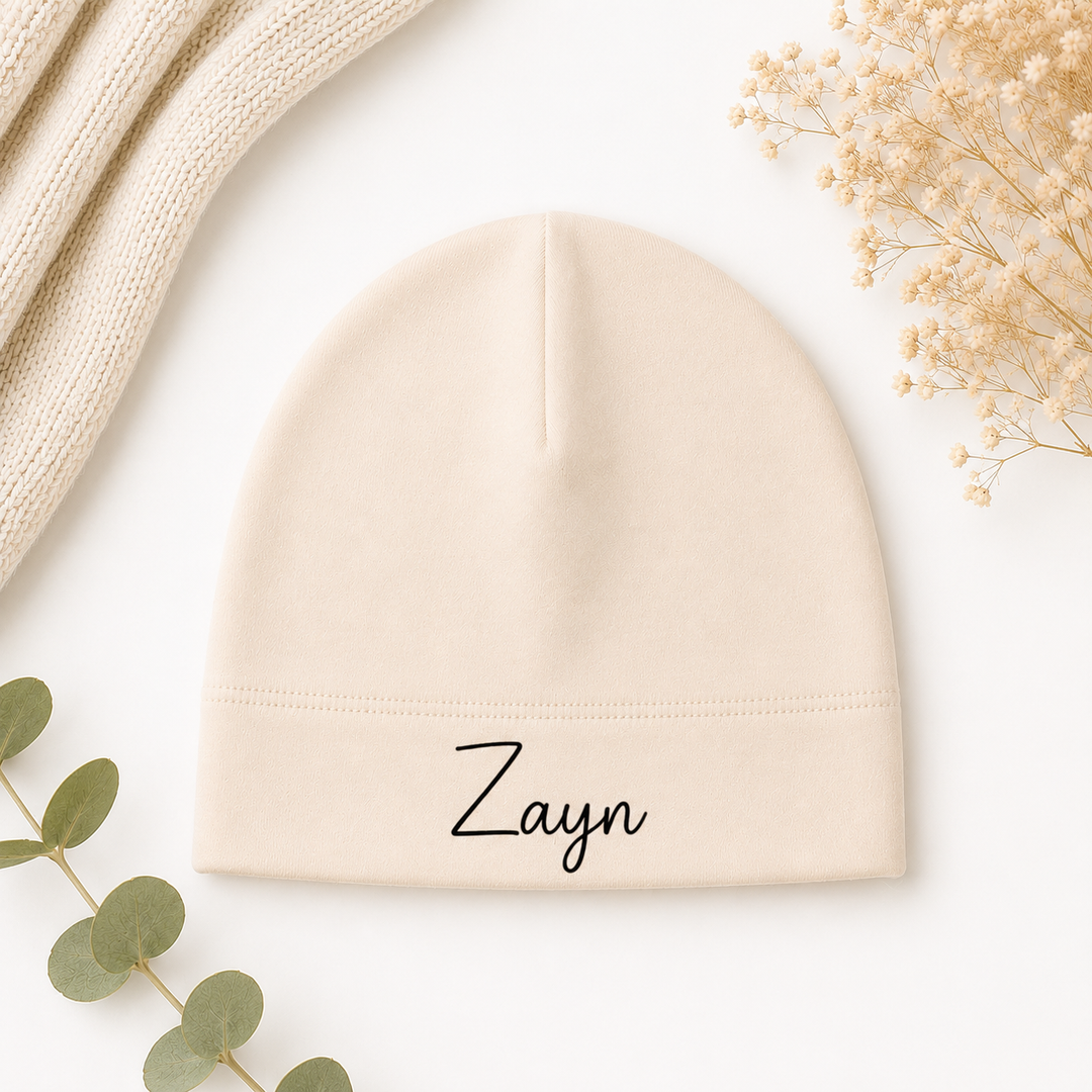 Beige babymutsje met naam Zayn, gepersonaliseerde newborn beanie van 100% organic katoen