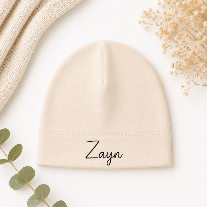 Beige babymutsje met naam Zayn, gepersonaliseerde newborn beanie van 100% organic katoen