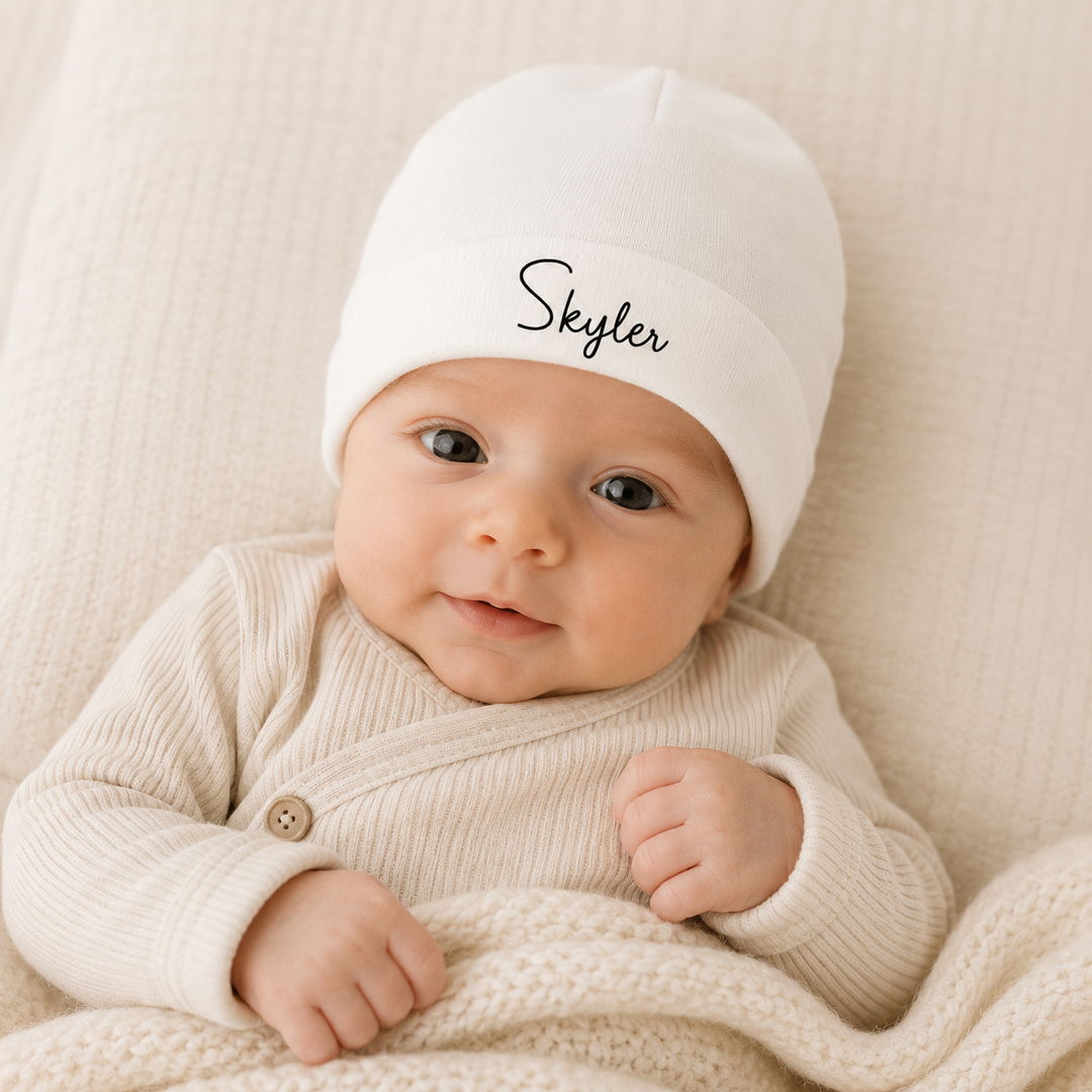 Baby met gepersonaliseerd babymutsje met naam, zacht newborn mutsje van 100% organic katoen
