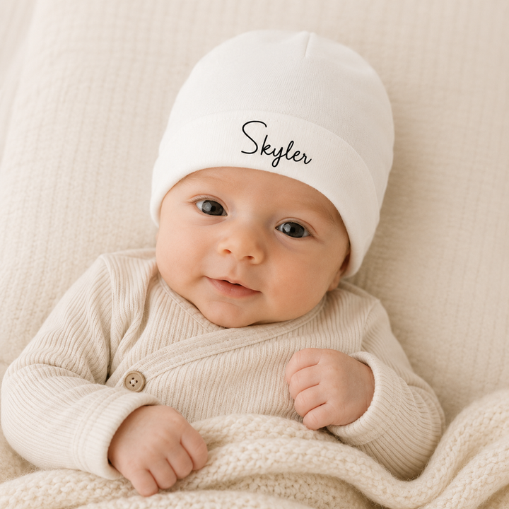 Baby met gepersonaliseerd babymutsje met naam, zacht newborn mutsje van 100% organic katoen