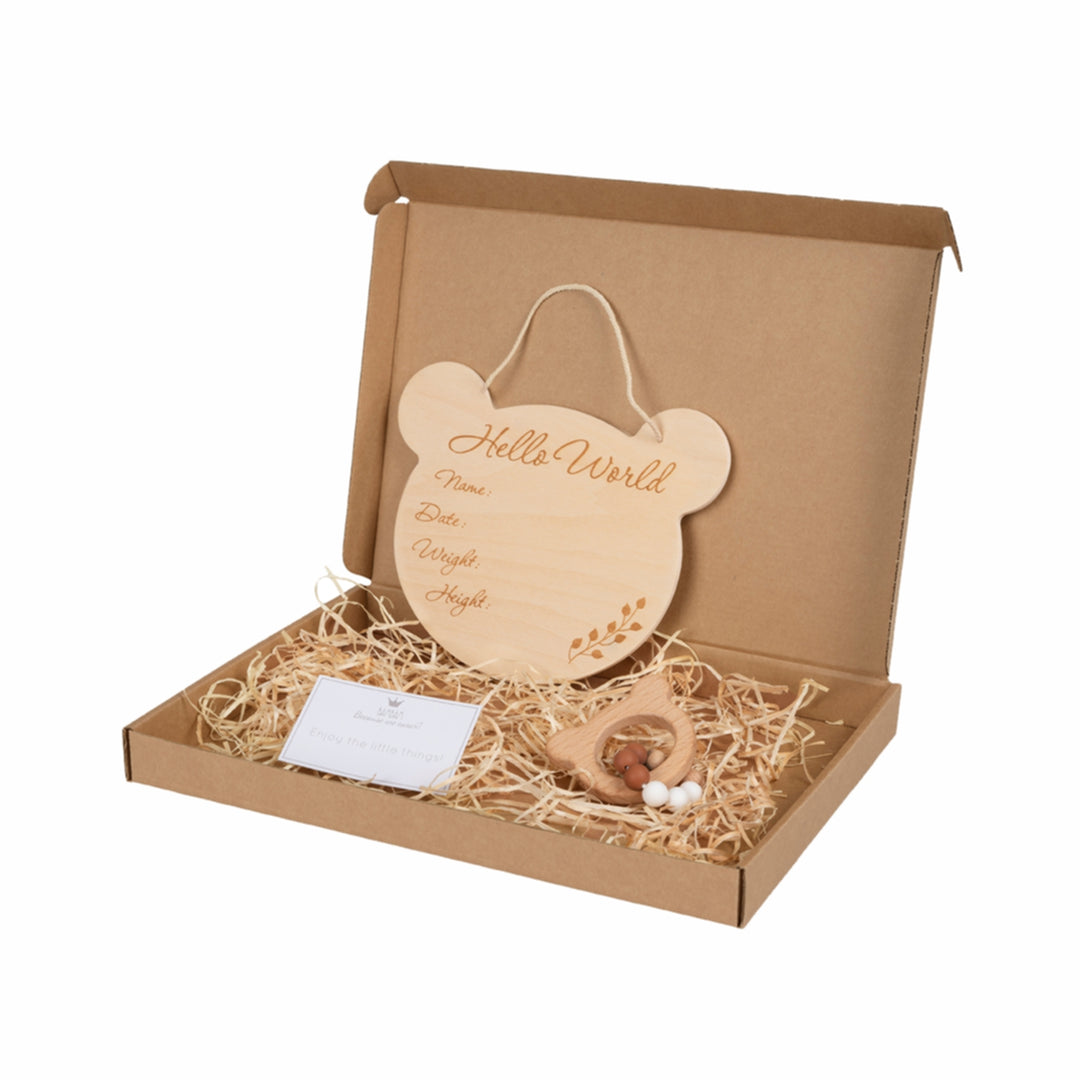 BamBam Hello World houten kraamcadeau giftbox met wandhanger en bijtring in luxe doos met natuurlijke vulling