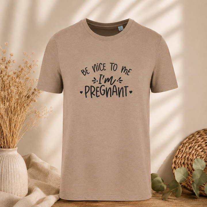 Taupe zwangerschaps shirt met tekst “Be Nice to Me I’m Pregnant”, humoristisch zwangerschaps T-shirt