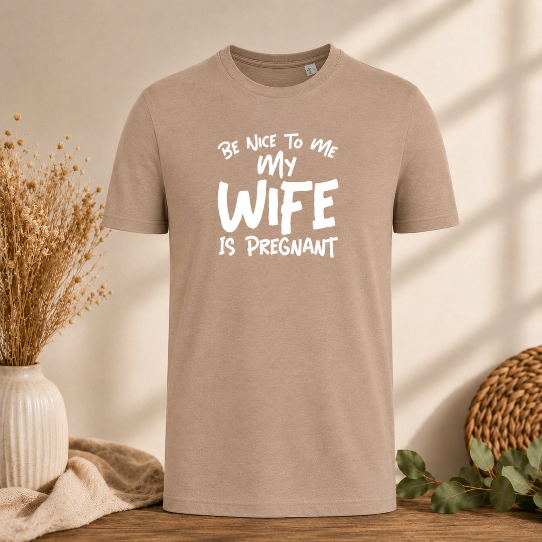 Taupe T-shirt met tekst “Be nice to me my wife is pregnant” – humoristisch shirt voor partner van zwangere vrouw