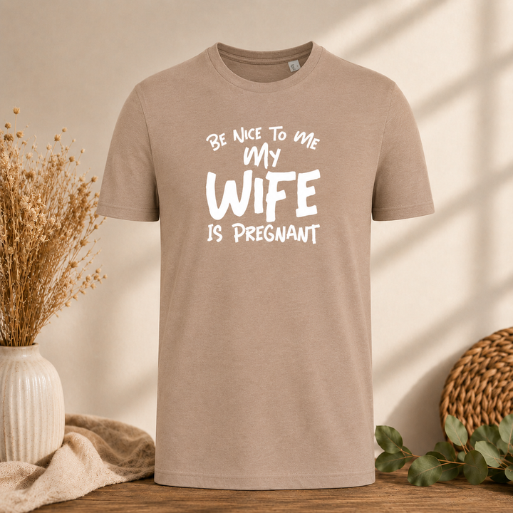 Taupe T-shirt met tekst “Be nice to me my wife is pregnant” – humoristisch shirt voor partner van zwangere vrouw