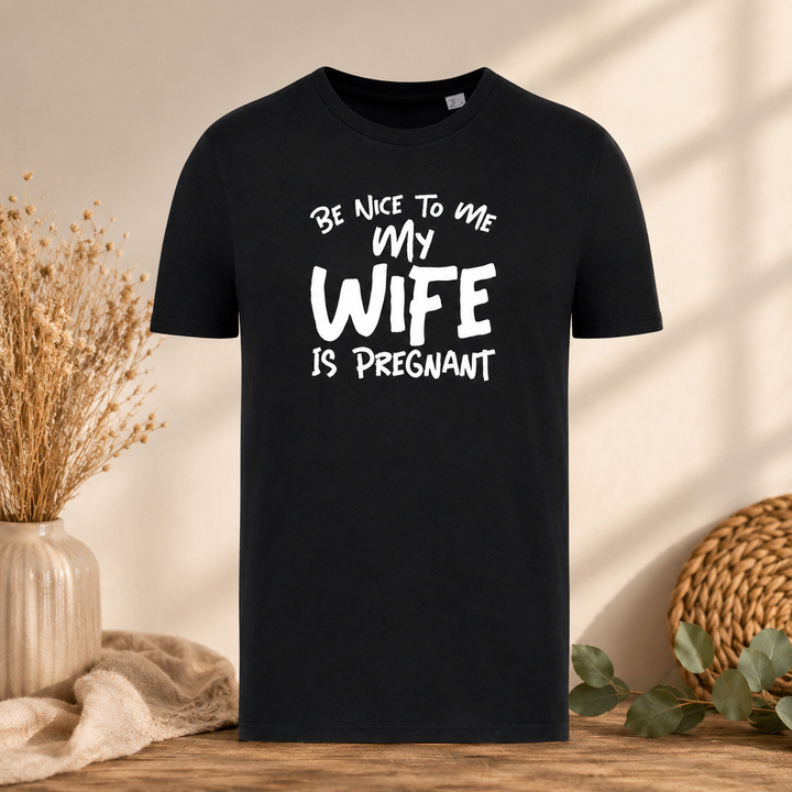 Zwart T-shirt met tekst “Be nice to me my wife is pregnant” – grappig shirt voor aanstaande papa en zwangerschapscadeau