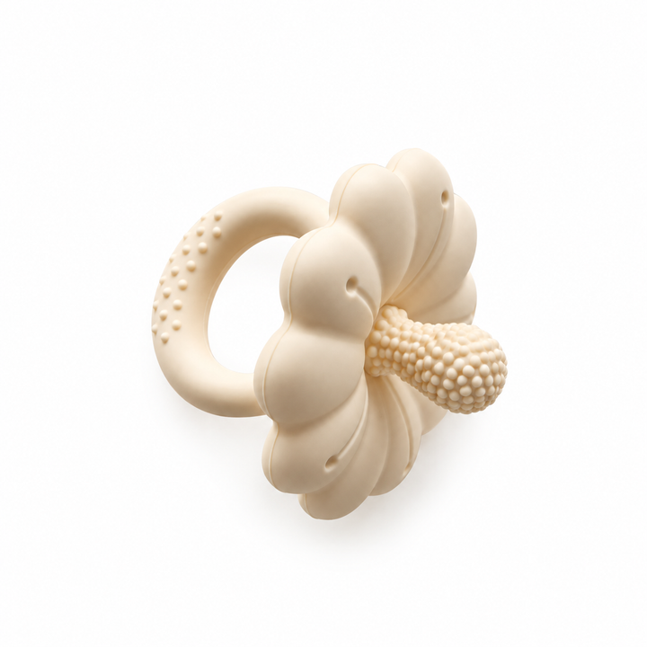 Beige siliconen bijtring in bloemvorm met verschillende texturen.