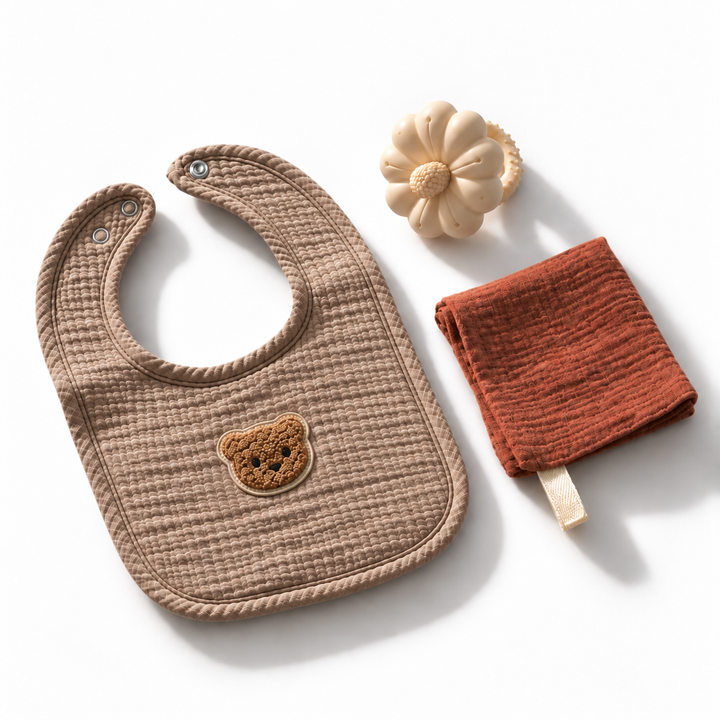 Zachte teddybeer in beige met ivoorkleurige strik op witte achtergrond.